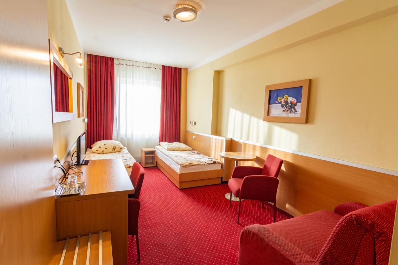 Dom Sportowca Blonie - Mosir Hotel Санок Екстериор снимка