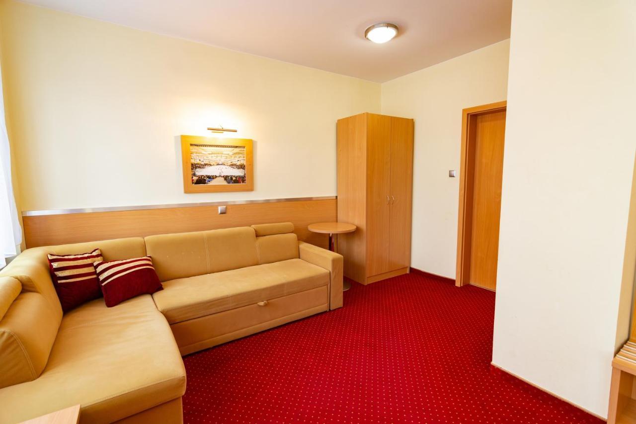 Dom Sportowca Blonie - Mosir Hotel Санок Екстериор снимка